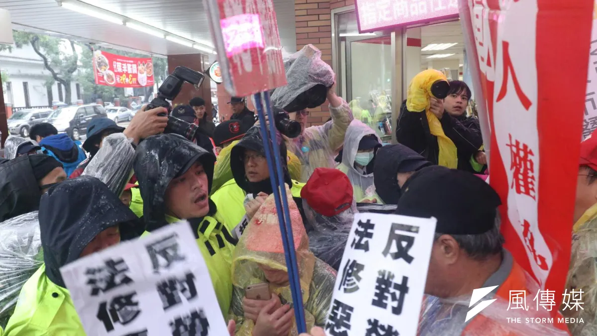 五一行動聯盟等勞團8日號召群眾於立法院外夜宿紮營,反修惡勞基法,並與警方於青島東路發生衝突。(蘇仲泓攝)