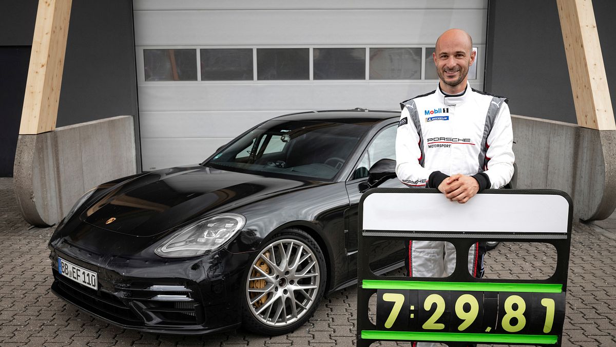 Porsche於紐柏林締造的賽道紀錄印證了第二世代Panamera的全方位進化,並預計於八月底進行全球首演。(圖/台灣保時捷提供) Porsche於紐柏林締造的賽道紀錄印證了第二世代Panamera的全方位進化,並預計於八月底進行全球首演。(圖/台灣保時捷提供)