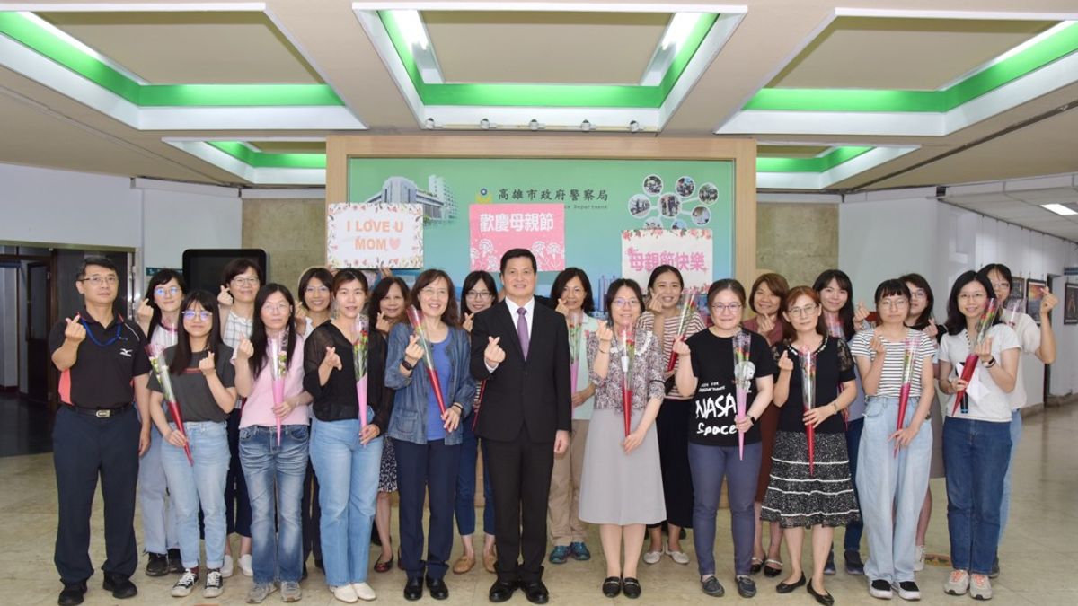 高市警局長林炎田向局內194位女性同仁致贈康乃馨花束,表達祝賀母親佳節愉快之意 。(圖/高市警提供) 高市警局長林炎田向局內194位女性同仁致贈康乃馨花束,表達祝賀母親佳節愉快之意 。(圖/高市警提供)