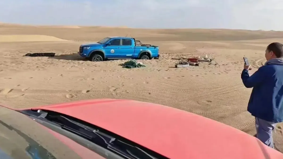 越野車隊擅闖羅布泊無人區,最終導致3死1失蹤的悲劇。(圖/翻攝自微博) 越野車隊擅闖羅布泊無人區,最終導致3死1失蹤的悲劇。(圖/翻攝自微博)