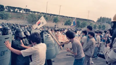 「1987人民覺醒:韓國民主見證影像展」,木棍與徒手對抗暴警(朱立熙提供)