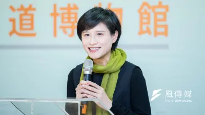 文化部長鄭麗君日前宣布推動中正紀念堂轉型,停售蔣中正公仔、文具等威權統治者意象鮮明的商品,不再於開閉館時播放〈蔣公紀念歌〉,遭國民黨批評是「去蔣化」。對此,她今(6)日表示,轉型正義要做得並不是去蔣化,而是去威權化。(文化部提供)