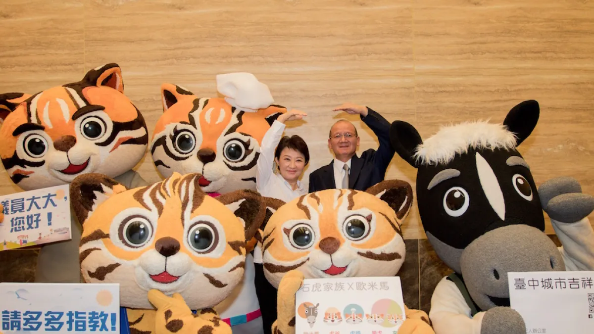 台中市長盧秀燕帶領石虎家族與歐米馬前往市議會拜會,爭取議員支持台中市石虎保育自治條例。(圖/臺中市政府提供)