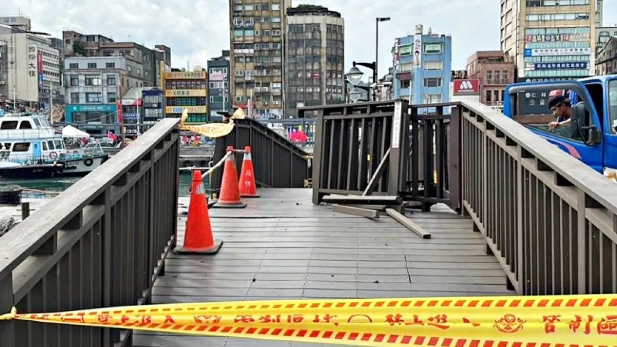 南投艦不慎衝撞基隆港碼頭。(圖/李東陞翻攝)