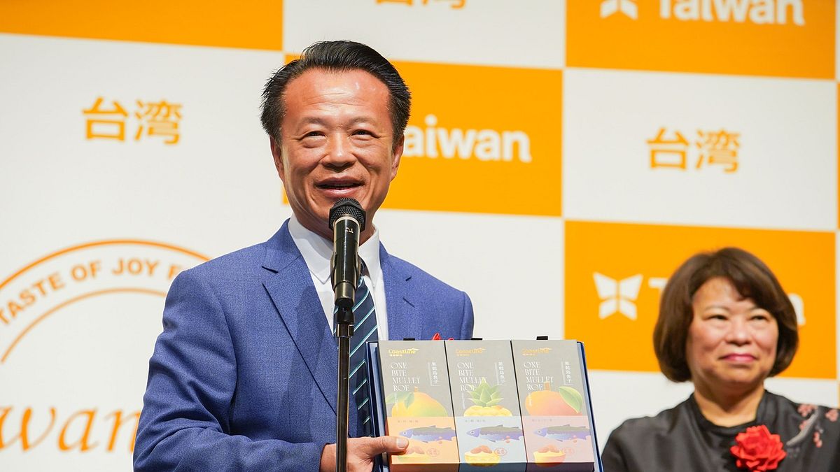 嘉義縣長翁章梁出席「東京國際食品展—台灣館展前記者會」,搶先曝光最新亮點產品「果乾烏魚子」。(圖/嘉義縣政府提供) 嘉義縣長翁章梁出席「東京國際食品展—台灣館展前記者會」,搶先曝光最新亮點產品「果乾烏魚子」。(圖/嘉義縣政府提供)