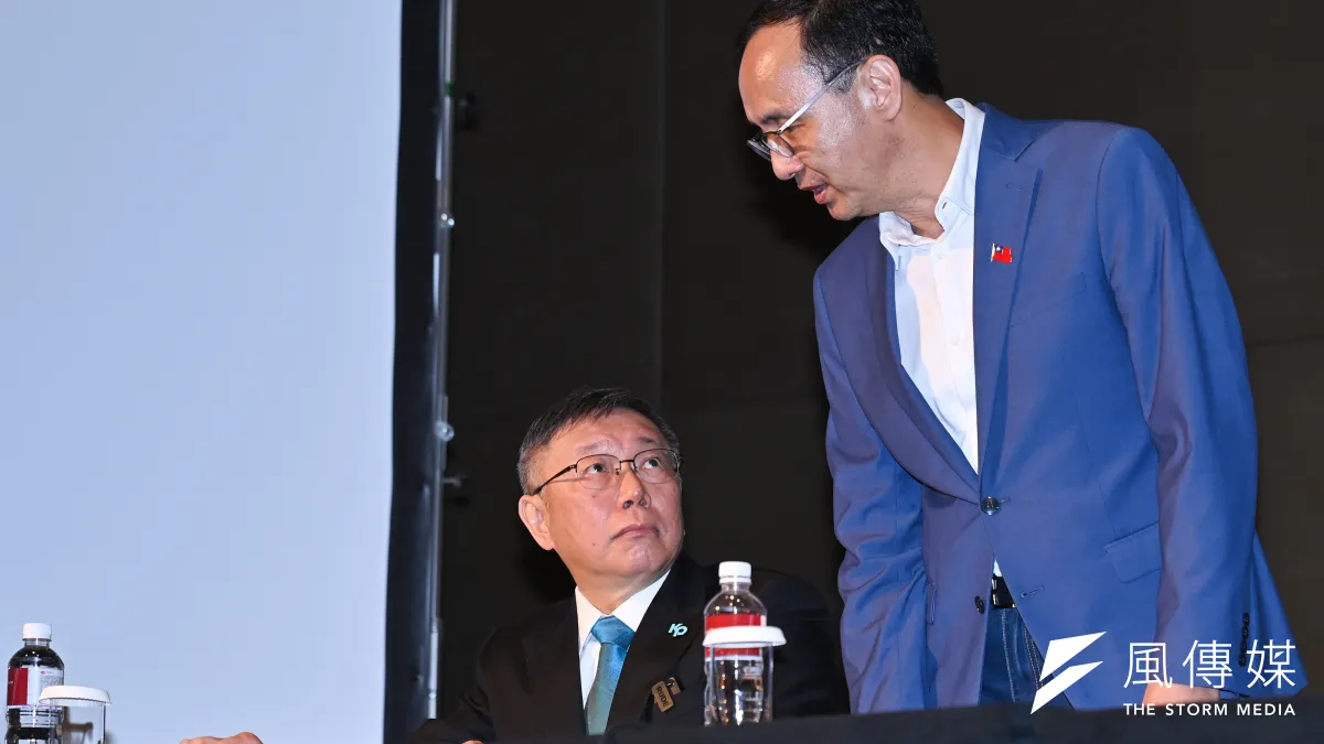 民眾黨主席柯文哲(左)因弊案纏身人設崩毀,國民黨主席朱立倫(右)雖強調不落井下石,但藍營內部有不同想法。(資料照,陳昱凱攝)