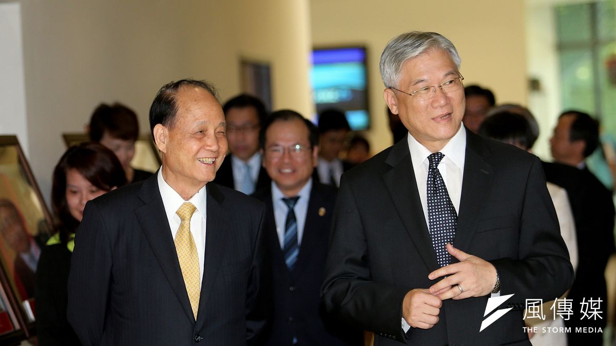 陸委會主委夏立言(右)首度視察海基會業務,在海基會董事長林中森陪同下,參觀舉行活動的會議室「公亮廳」及展示兩岸兩會交流活動照片的「時光迴廊」。(吳逸驊攝) 陸委會主委夏立言(右)首度視察海基會業務,在海基會董事長林中森陪同下,參觀舉行活動的會議室「公亮廳」及展示兩岸兩會交流活動照片的「時光迴廊」。(吳逸驊攝)