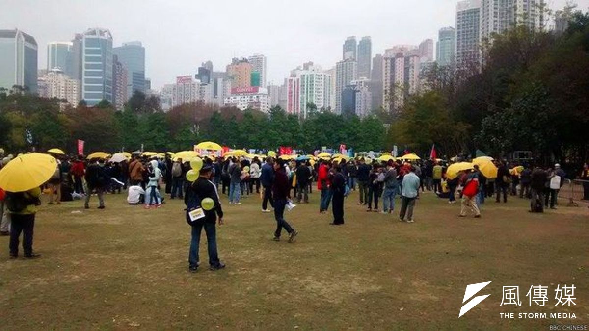許多參加民眾攜帶去年「佔中」行動中象徵他們所稱爭取真民主的黃色雨傘。(BBC中文網記者威克攝) 許多參加民眾攜帶去年「佔中」行動中象徵他們所稱爭取真民主的黃色雨傘。(BBC中文網記者威克攝)