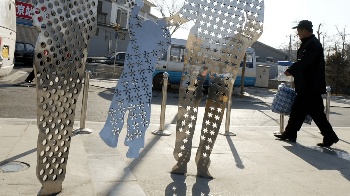 北京街頭宣傳中國獨生子女政策的雕塑,攝於2003年。該政策於2016年結束。(AP) 北京街頭宣傳中國獨生子女政策的雕塑,攝於2003年。該政策於2016年結束。(AP)