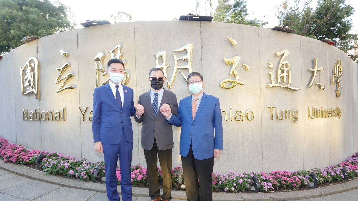 陽明交通大學正式合併已9個月,但內部紛擾不斷。圖為該校校長林奇宏(中)與新竹縣長楊文科、新竹市長林智堅於光復校區合影。(新竹縣政府提供) 陽明交通大學正式合併已9個月,但內部紛擾不斷。圖為該校校長林奇宏(中)與新竹縣長楊文科、新竹市長林智堅於光復校區合影。(新竹縣政府提供)