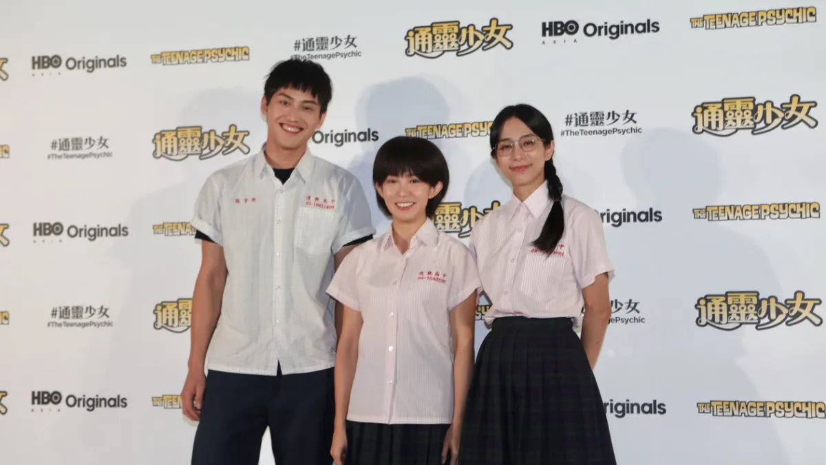 公視與HBO合作劇集《通靈少女2》正式揭曉拍攝中,除將由郭書瑤(中)繼續主演外,也加入新生代演員范少勳(左)、金鐘影后温貞菱(右),3人28日在國際記者會上,並首度以劇中造型亮相。(公視提供)
