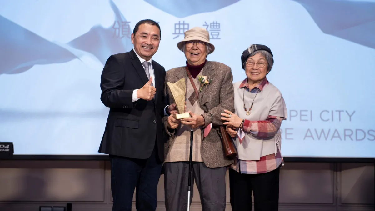 李義弘老師(中)2022年曾獲市長侯友宜(左)頒發「新北文化獎」。(圖/新北市府提供)