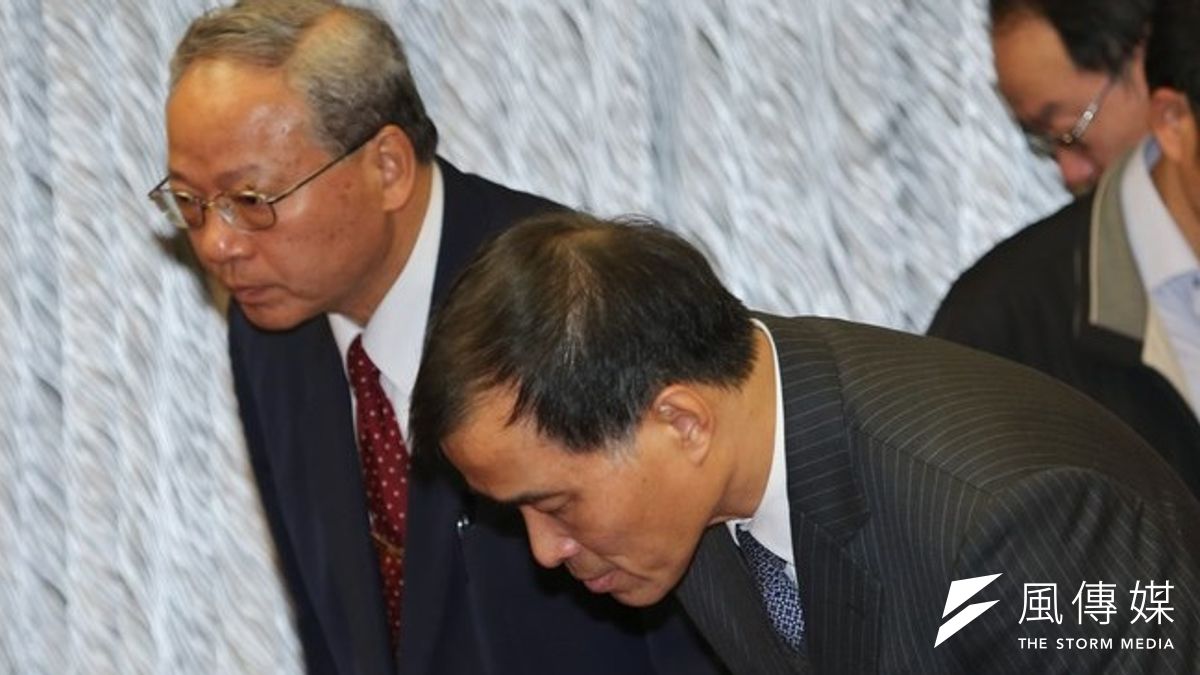 台鐵二二八大誤點,交通部長葉匡時(右)與交通部次長兼台鐵局長范植谷上午列席立院備詢時,也鞠躬致歉。(余志偉攝) 台鐵二二八大誤點,交通部長葉匡時(右)與交通部次長兼台鐵局長范植谷上午列席立院備詢時,也鞠躬致歉。(余志偉攝)