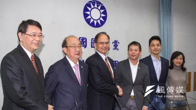 新任立法院長游錫堃(左三)與民進黨團總召柯建民(左二)7日拜會國民黨立院黨團,由總召林為洲(右三)接見。(蔡親傑攝)