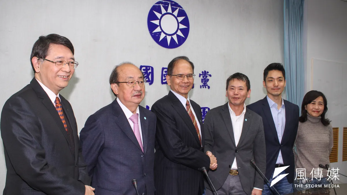 新任立法院長游錫堃(左三)與民進黨團總召柯建民(左二)7日拜會國民黨立院黨團,由總召林為洲(右三)接見。(蔡親傑攝)