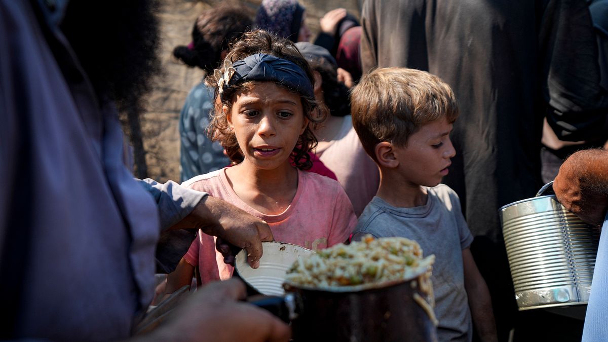 2024年10月17日。巴勒斯坦兒童在加薩迪爾巴拉(Deir al-Balah)排隊領取食物。(AP) 2024年10月17日。巴勒斯坦兒童在加薩迪爾巴拉(Deir al-Balah)排隊領取食物。(AP)