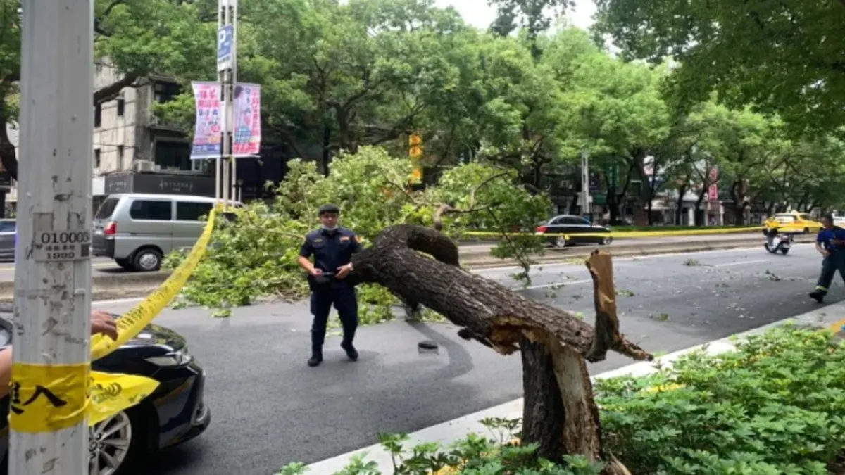 警方拉起封鎖線調查。(圖/翻攝自記者爆料網) 警方拉起封鎖線調查。(圖/翻攝自記者爆料網)