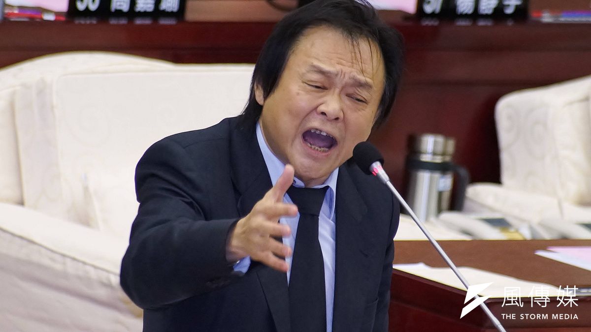 針對政府推出「振興三倍券」卻限制眾多,台北市議員王世堅(見圖)表示,政府提出的振興措施既然是發給人民使用,就該限制愈少愈好,讓民眾自由消費。(資料照,盧逸峰攝) 針對政府推出「振興三倍券」卻限制眾多,台北市議員王世堅(見圖)表示,政府提出的振興措施既然是發給人民使用,就該限制愈少愈好,讓民眾自由消費。(資料照,盧逸峰攝)