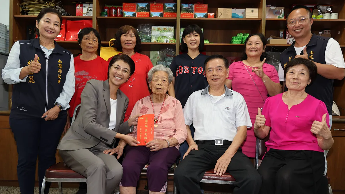 南投縣長許淑華到竹山鎮拜訪105歲高齡的黃王金娘,稱讚耳聰目明行動自如是晚輩們最大的福氣。(圖/南投縣政府) 南投縣長許淑華到竹山鎮拜訪105歲高齡的黃王金娘,稱讚耳聰目明行動自如是晚輩們最大的福氣。(圖/南投縣政府)