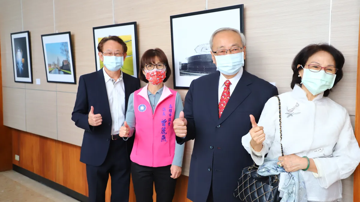 高雄議長曾麗燕(左2)偕同總統府資政張俊雄(右2),一同欣賞中油高雄營業處攝影社展出的「遊來油去」攝影展。(圖/高雄市議會提供)