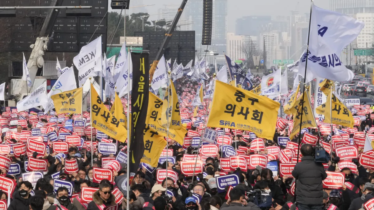 南韓實習醫師、住院醫師2月20日起集體罷工辭職,以抗議政府推行的醫學院生擴招政策。(AP)