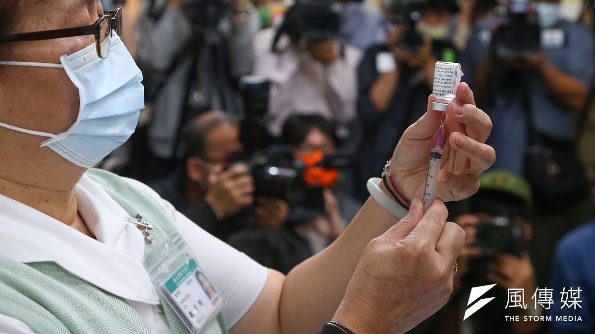 作者認為,疫苗施打對象以患慢性病、臥床年長者居多,其死亡比例也最多,一兩針的注射關鍵正好成了死因,會不會也太籠統、太表面說詞?(資料照,顏麟宇攝) 作者認為,疫苗施打對象以患慢性病、臥床年長者居多,其死亡比例也最多,一兩針的注射關鍵正好成了死因,會不會也太籠統、太表面說詞?(資料照,顏麟宇攝)