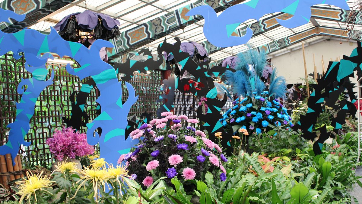 2017士林官邸菊展今(25)日盛大開展。圖為以染色菊重塑「沈睡魔咒-睡美人的荊棘森林」氛圍。(台北市政府提供) 2017士林官邸菊展今(25)日盛大開展。圖為以染色菊重塑「沈睡魔咒-睡美人的荊棘森林」氛圍。(台北市政府提供)