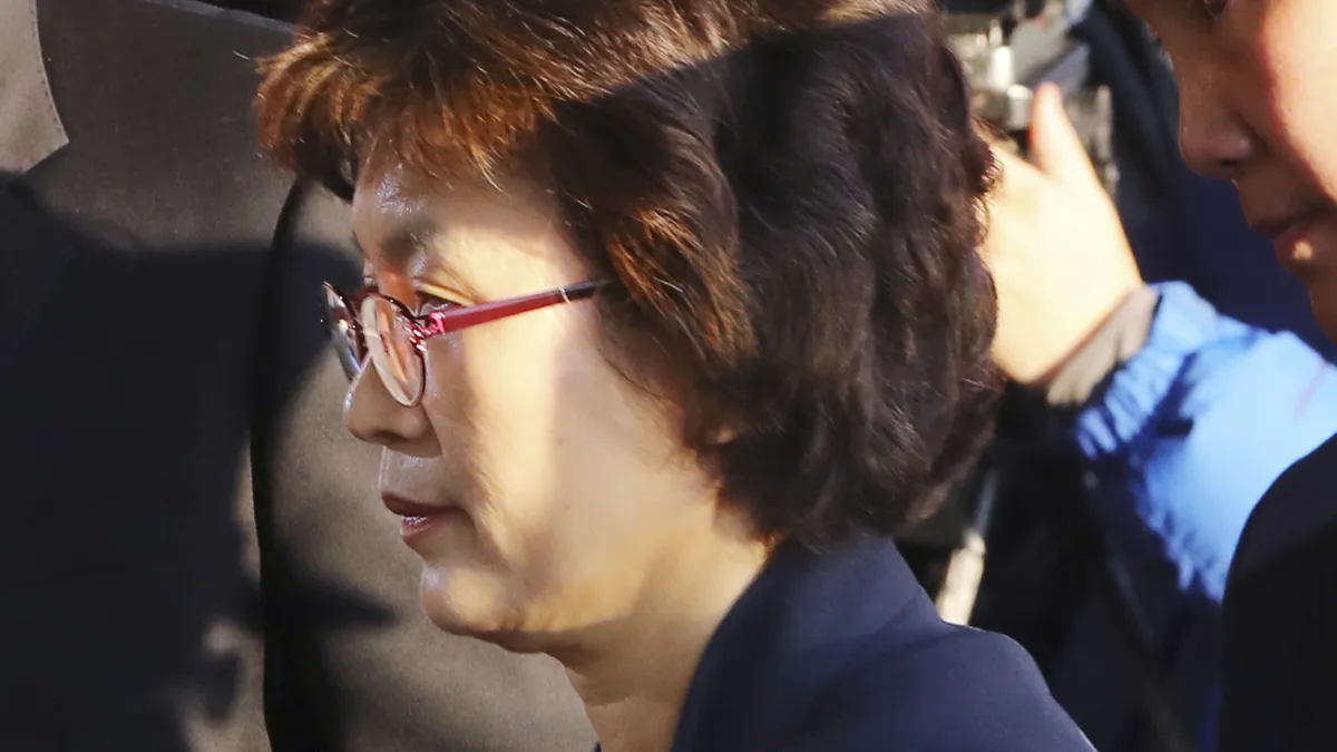 南韓憲法法院10日宣判朴槿惠總統彈劾案,代院長李貞美進場時忘記拿下髮捲(AP)