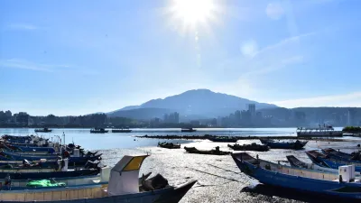 停泊在淡水出海口南岸的舢舨船。(圖/新北市府提供)