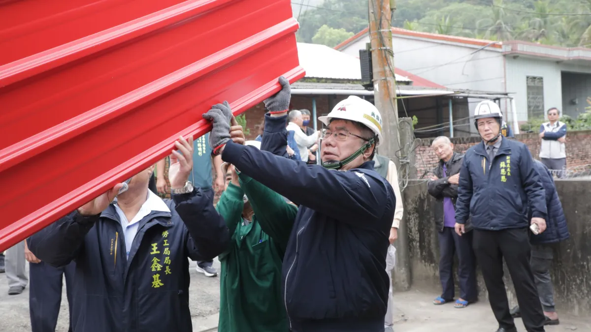 市長黃偉哲親率社會、民政及災防辦等相關單位,前往楠西區視察受災房屋修繕情形。(圖/台南市府提供)