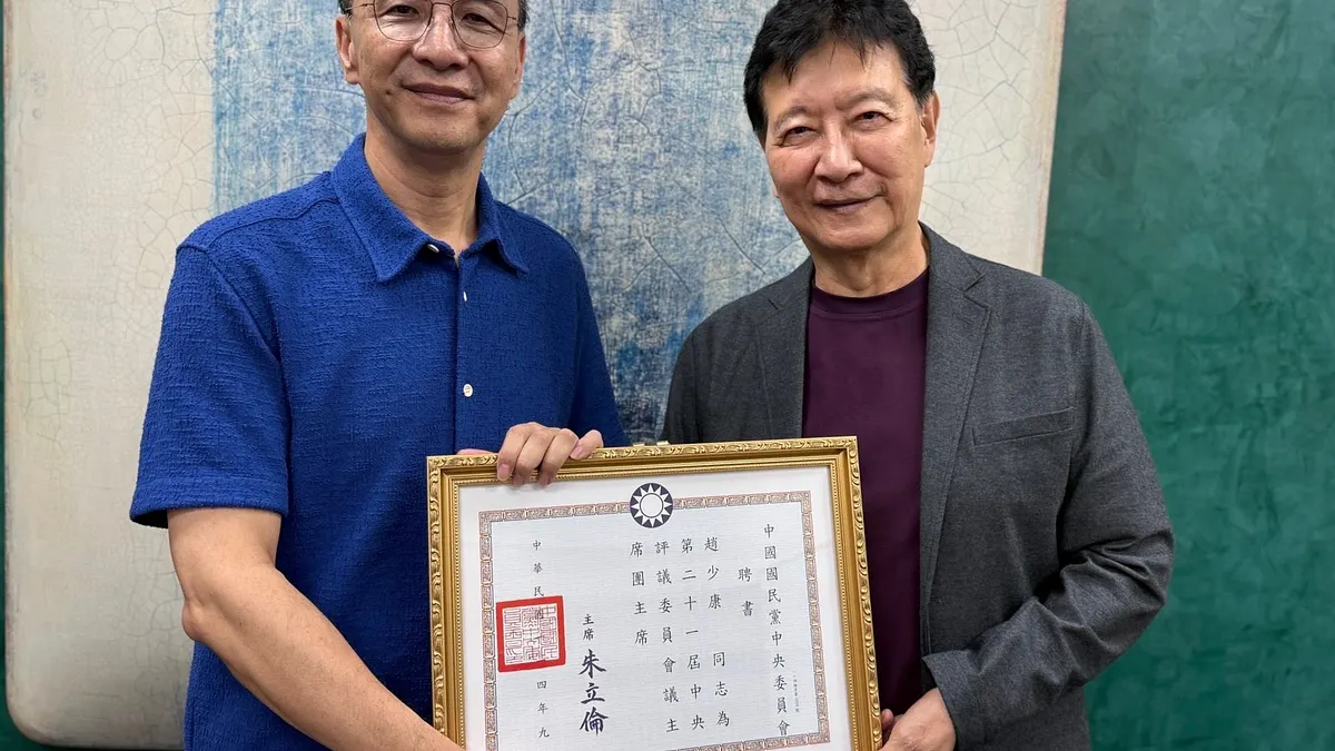 國民黨主席朱立倫(左)今日發文表示,特別頒發中評會主席團主席聘書,給長期為黨奮戰的中廣前董事長趙少康(右),以及長期關心國家政策,學養素著的台大前校長管中閔,感謝他們願意在這個關鍵時刻,承擔國民黨的重要職務。(取自朱立倫臉書) 國民黨主席朱立倫(左)今日發文表示,特別頒發中評會主席團主席聘書,給長期為黨奮戰的中廣前董事長趙少康(右),以及長期關心國家政策,學養素著的台大前校長管中閔,感謝他們願意在這個關鍵時刻,承擔國民黨的重要職務。(取自朱立倫臉書)