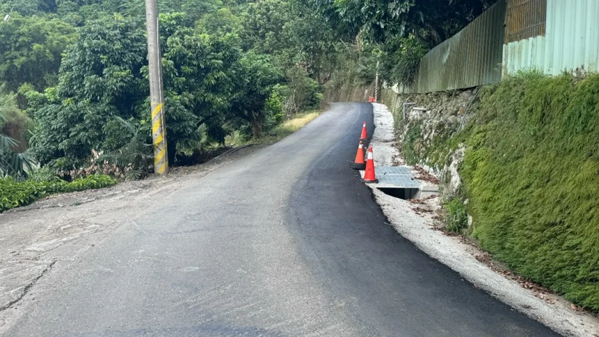 原本路況高低不平的霧峰區北坑巷路,進行側溝改善後,路面平整。(圖/台中市政府)