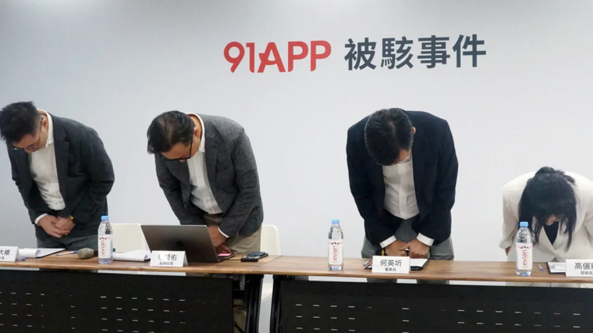 電商技術服務公司91APP公布「91APP被駭事件:25天調查報告」,說明事件調查結果、消費者通知與受理方式,以及資安升級措施。91APP董事長何英圻(右2)在媒體說明會上,率公司主管鞠躬致歉。(中央社記者趙敏雅攝)