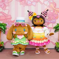 ハーモニーランドで日焼け姿のシナモロールらが初登場する夏イベントと、新モビリティロボットを導入した新施設が開幕した。(写真/ハーモニーランド PR事務局提供) ハーモニーランドで日焼け姿のシナモロールらが初登場する夏イベントと、新モビリティロボットを導入した新施設が開幕した。(写真/ハーモニーランド PR事務局提供)