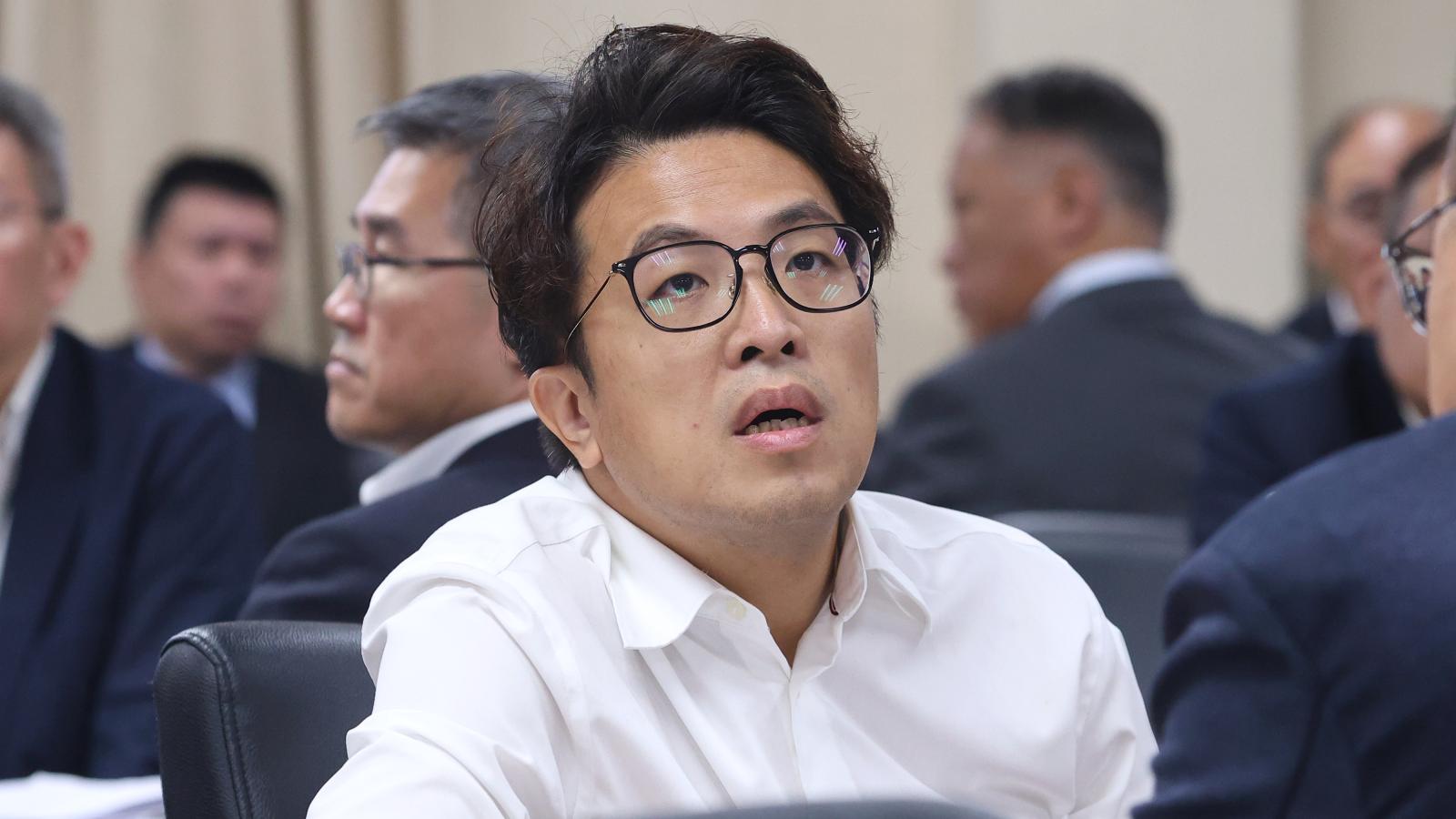 處理中,認沈伯洋破圈了!邱毅批趙少康劍指藍營大咖 加碼爆料沈父不只擁豪宅:快去查