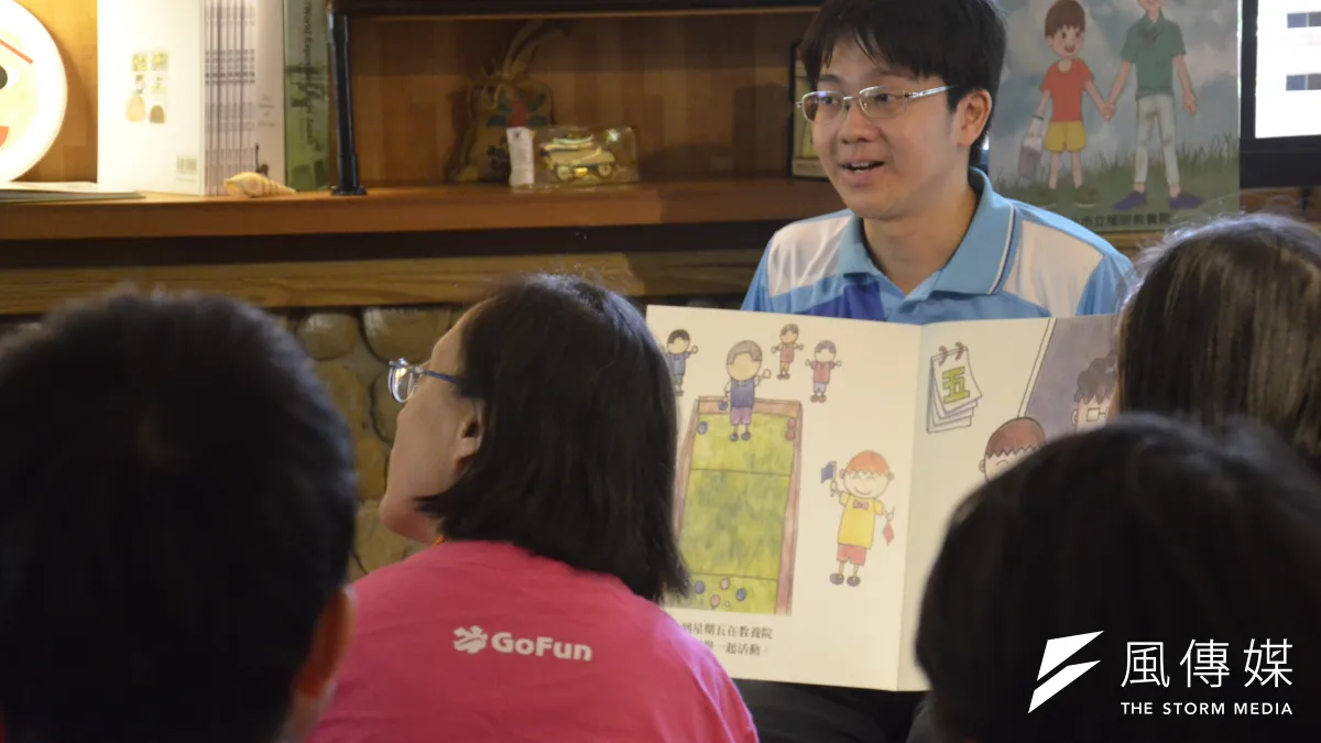 智能治療師閱讀生命教育繪本,與心智障礙朋友們討論死亡、面對生命。(李亞璇攝)