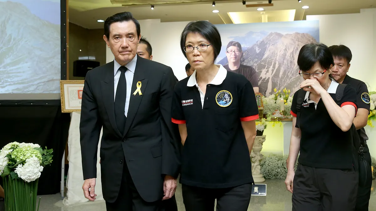 前總統馬英九(左)基金會的人事風暴一波未平一波又起,周美青(右)與馬家力量出手保護馬英九。(台北市攝影記者聯誼會提供)