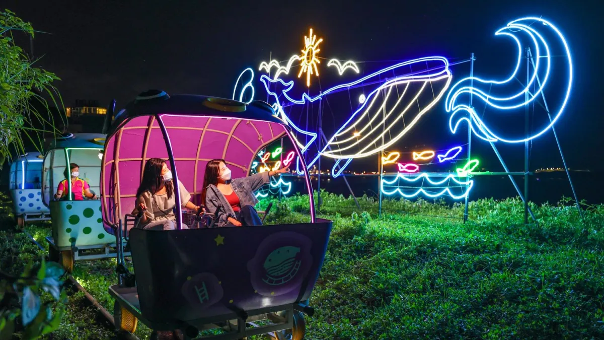 迎著海風與好友騎乘鐵道自行車,享受各種璀璨燈飾閃耀迷人光輝超開心。(圖/新北市觀光旅遊局提供)