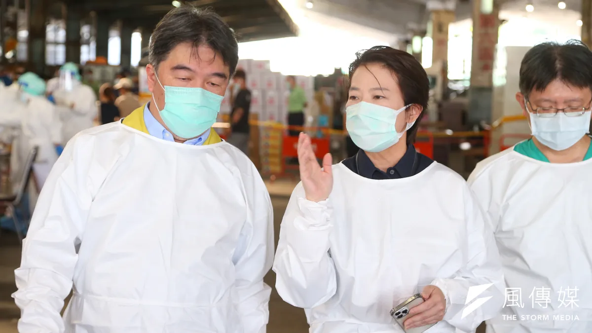 北農環南市場前進指揮所開設期間,前線指揮官王必勝(左)、台北市副市場黃珊珊(中)並肩作戰。(資料照,顏麟宇攝)