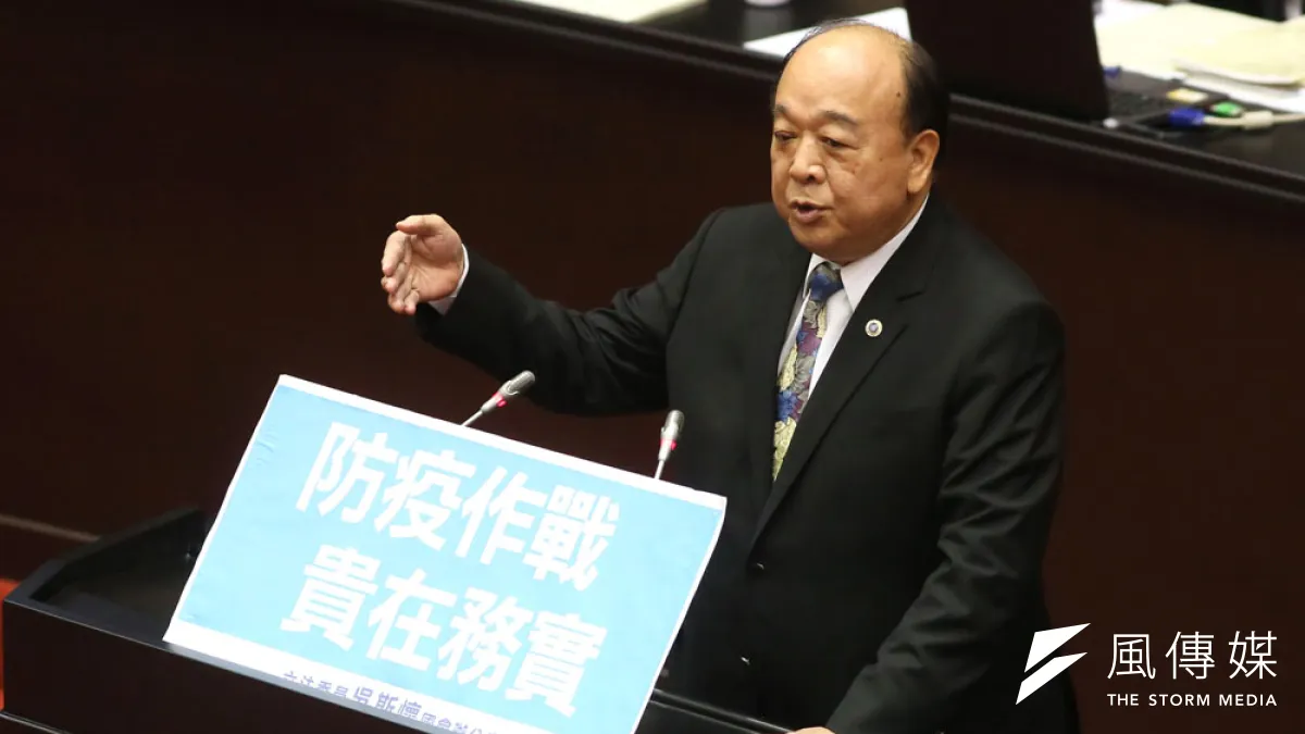儘管在衛環委員會,軍職退役的立委吳斯懷質詢國防相關事務理直氣壯。(柯承惠攝)