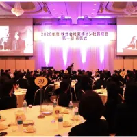 東横インが2026年度社員総会で優秀店舗・支配人を表彰し、東京駅八重洲北口と川崎の池上支配人が最優秀賞に輝く。(写真/株式会社 東横イン マーケティング部提供) 東横インが2026年度社員総会で優秀店舗・支配人を表彰し、東京駅八重洲北口と川崎の池上支配人が最優秀賞に輝く。(写真/株式会社 東横イン マーケティング部提供)