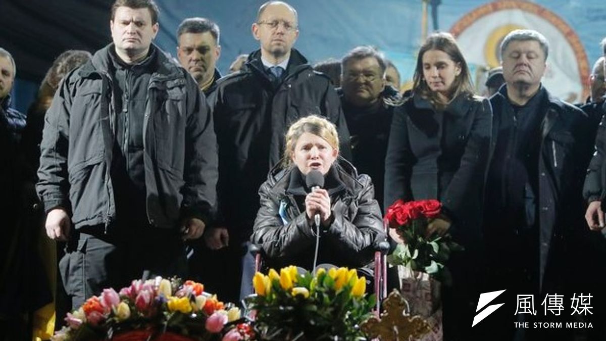 身有背傷的季莫申科,坐著輪椅發表演說(美聯社) 身有背傷的季莫申科,坐著輪椅發表演說(美聯社)