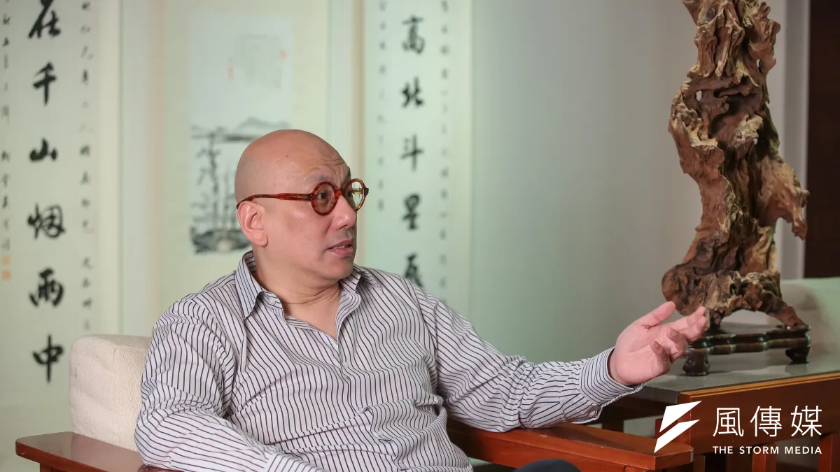 宋緒康的台北住所和他本人一樣,有股老派優雅,一屋子的家具全是仿古,牆上還掛著幾幅水墨字畫,周圍擺放了他的收藏古物,儼然是一座時光博物館。(顏麟宇攝)