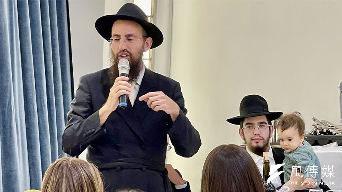 猶太逾越節晚宴拉比講述越逾節的故事 (謝錦芳攝) 猶太逾越節晚宴拉比講述越逾節的故事 (謝錦芳攝)