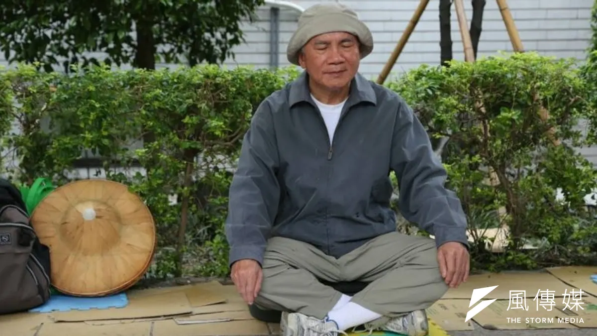 林義雄交待女兒,「爸爸一斷氣,就馬上用當時睡著的床單包起來」,儘可能在最短時內,送到火葬場火化。(余志偉攝) 林義雄交待女兒,「爸爸一斷氣,就馬上用當時睡著的床單包起來」,儘可能在最短時內,送到火葬場火化。(余志偉攝)