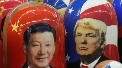 2024年11月21日。俄羅斯娃娃上印有中國國家主席習近平(左)和美國總統川普(Donald Trump)的臉。(AP)