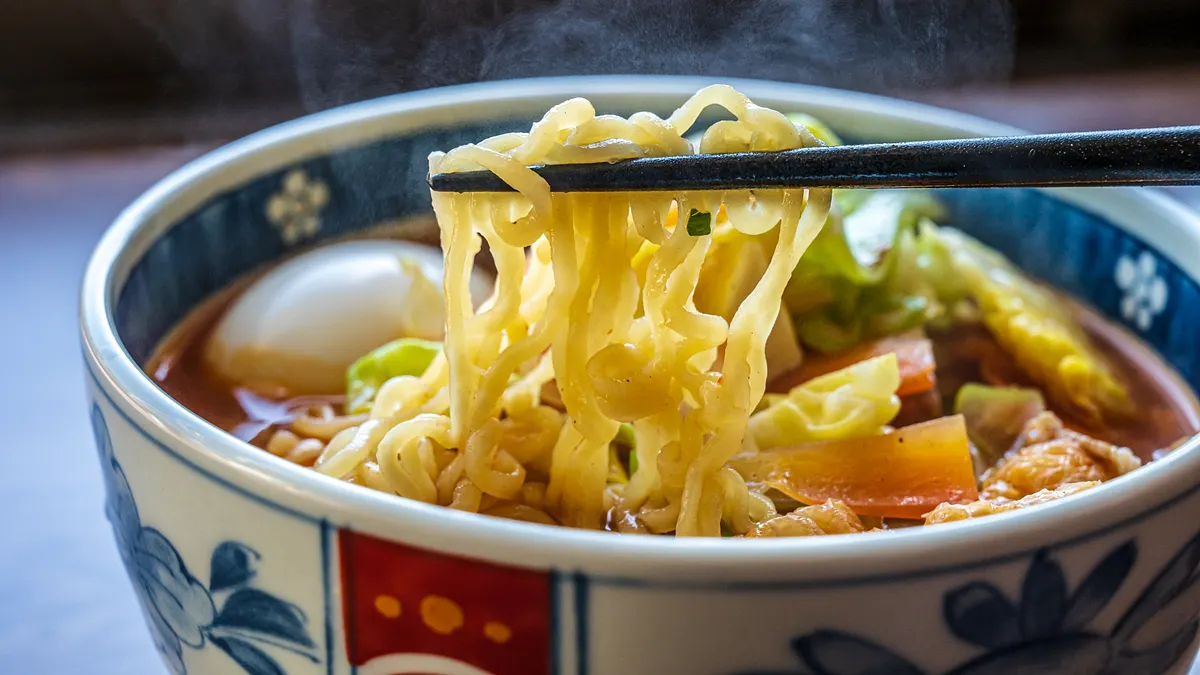 最新の世界インスタントラーメン消費統計によれば、ベトナムが1人当たり81パックという驚異的な数字で2024年「インスタントラーメンを最も食べる国」1位に輝いた。(図/photo-ac提供)