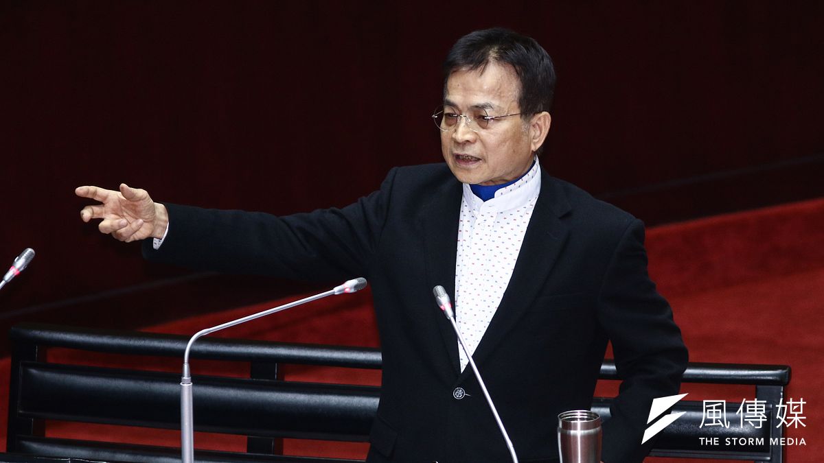 國民黨立委賴士葆(見圖)22日在立法院質詢時,大虧行政院長蘇貞昌最近火力「嚇嚇叫」,是不是想要取代總統蔡英文?但蘇貞昌立刻直回「不可能」,他也不會擔任副手。(蔡親傑攝) 國民黨立委賴士葆(見圖)22日在立法院質詢時,大虧行政院長蘇貞昌最近火力「嚇嚇叫」,是不是想要取代總統蔡英文?但蘇貞昌立刻直回「不可能」,他也不會擔任副手。(蔡親傑攝)