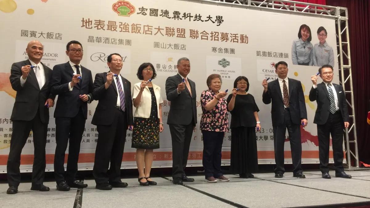 包含國賓、晶華、圓山、寒舍、凱撒等知名飯店,5月3日齊聚宏國德霖科技大學,共同簽署「地表最強飯店大聯盟-聯合招募活動」宣言,學生可以「現場面試、當場錄取」。(圖/陳又嘉攝)