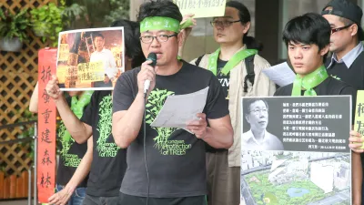 護樹盟到市府抗議,柯趙聯手搞老樹,松菸公園催生聯盟召集人游藝嚴詞批評。(陳明仁攝)